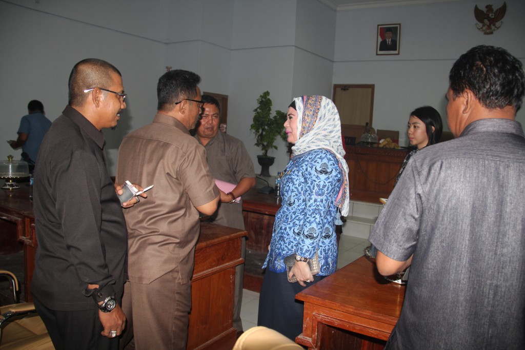 Berdiskusi dengan anggota DPRD usai rapat paripurna