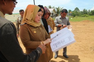 Pj Bupati Bombana, Hj Sitti Saleha tak sungkan turun lapangan memeriksa progress pembangunan yang sudah dikerjakan. Ia ingin memastikan jika karya yang ia bangun sesuai dengan anggaran yang tersedia