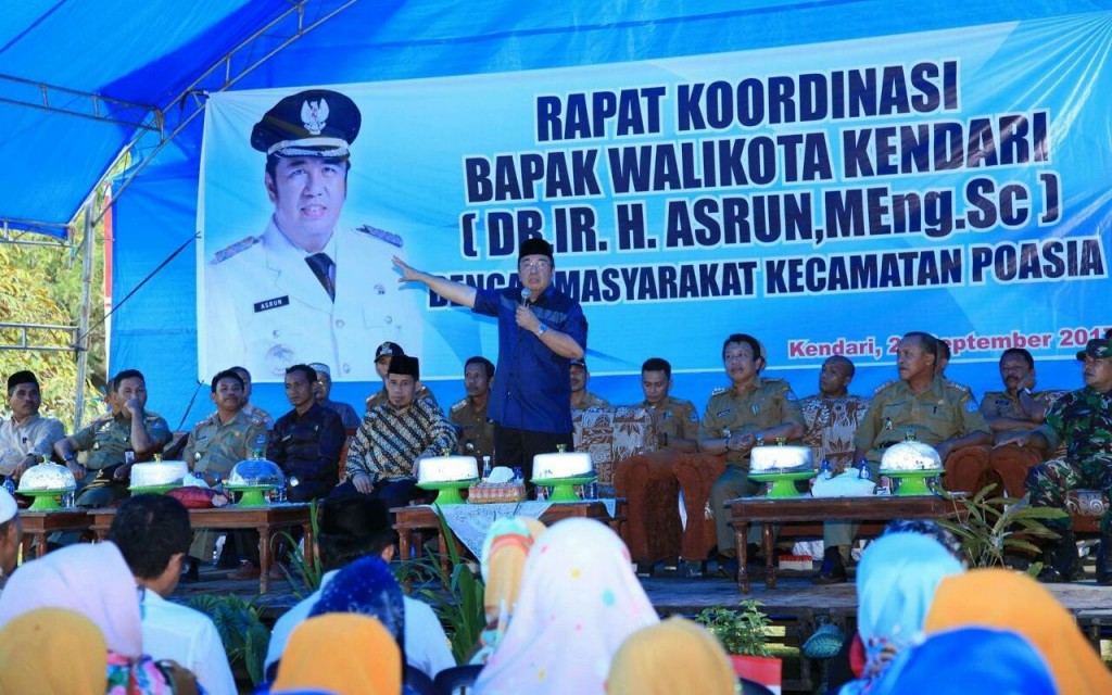 FOTO : HUMAS PEMKOT FOR LENTERASULTRA.com Wali Kota Kendari, Dr Asrun saat bersilaturahmi dengan masyakat Poasia, Selasa (26/9). Ia datang untuk pamit setelah 10 tahun memimpin Kota Kendari, sekaligus menyampaikan niatnya maju di Pilgub Sultra