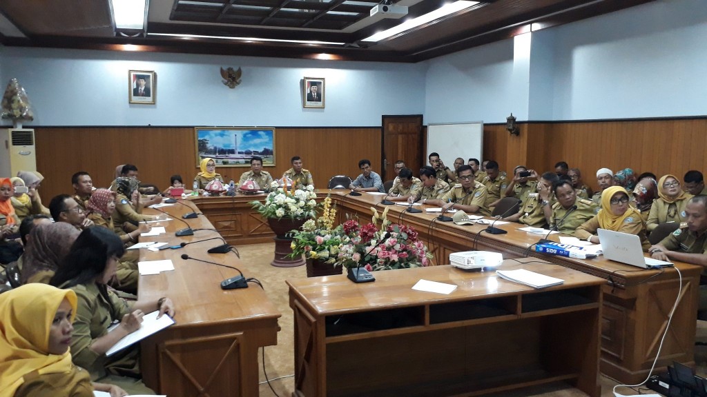 FOTO ; WA ODE ISMAWATI Suasana rapat koordinasi pemantapan titik pantau Kota Sehat yang dipimpin Sekot Kendari, Alamsyah Lotunani, Senin (11/9)