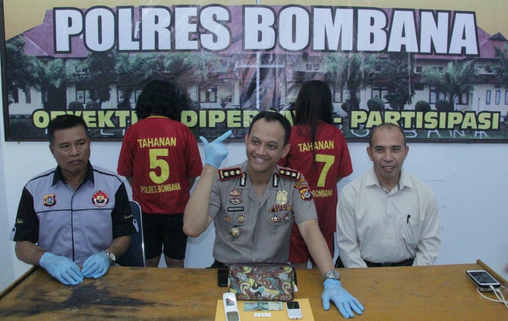 FOTO DANIL/LENTERASULTRA.com Kapolres Bombana, AKBP Andi Adnan Syafruddin menggelar konfrensi pers soal tangkapan dua pengedar PCC di Bombana. Dua perempuan di belakang Kapolres inilah terduga pengedarnya