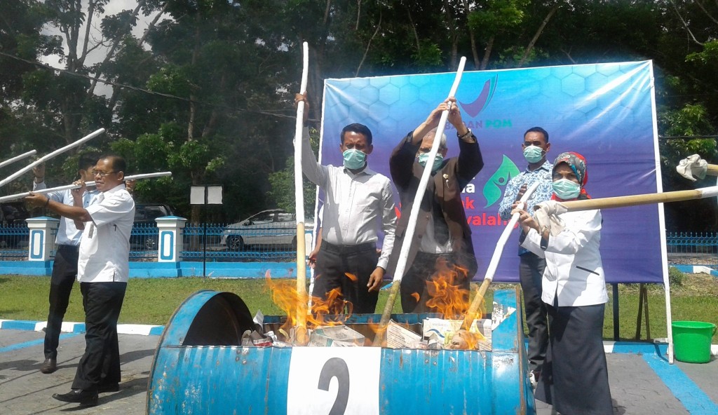 FOTO : IBRAHIM/LENTERASULTRA.com Suasana pemusnahan produk-produk illegal di halaman kantor BPOM Sultra, Rabu (4/10)